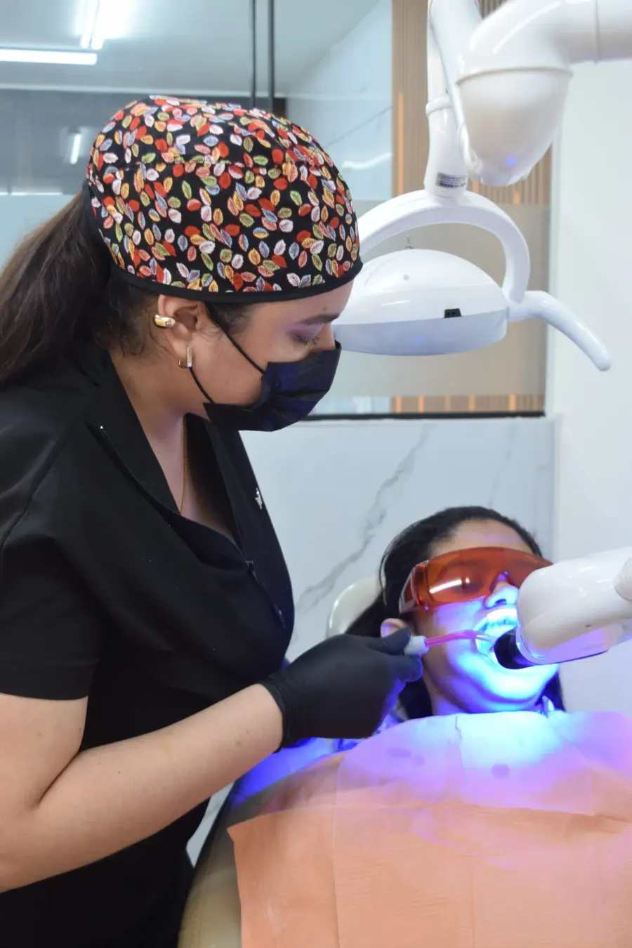 Blanqueamiento dental con lámpara LED en la clínica
