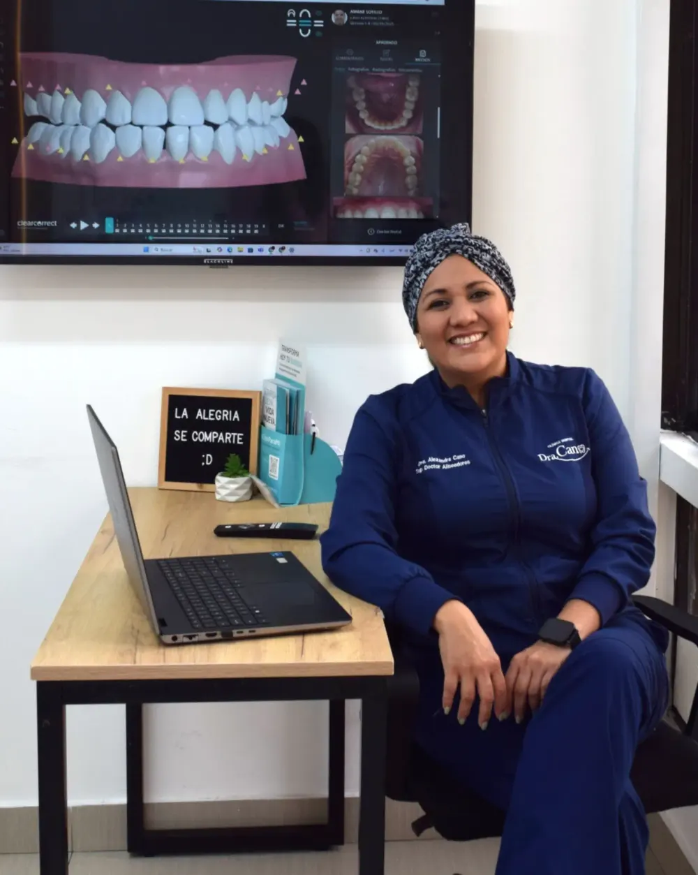 Doctora junto a una pantalla con la simulación 3D de una dentadura